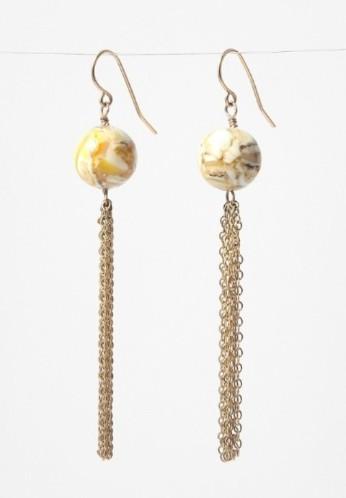 【Found It】1002 ゴールド/ベージュ f tassel earring w/white and cream mother of pearl marble